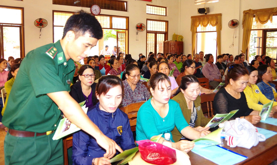 Lực lượng chức năng tuyên truyền cho ngư dân phường Hoài Nhơn Đông về chống khai thác thủy sản bất hợp pháp. Ảnh: H.X 52.jpg
