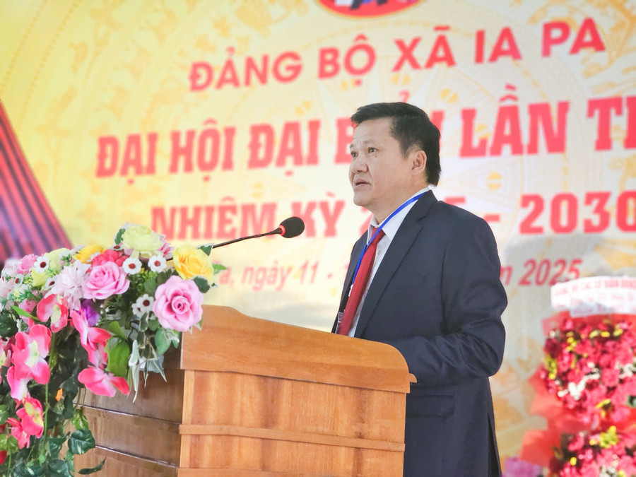 Phó Chủ tịch Thường trực HĐND tỉnh Trương Văn Đạt phát biểu tại Đại hội Đảng bộ xã Ia Pa. Ảnh: R'Ô HOK z6898473212625-d5133053e675c183f540e21f4b71c893.jpg