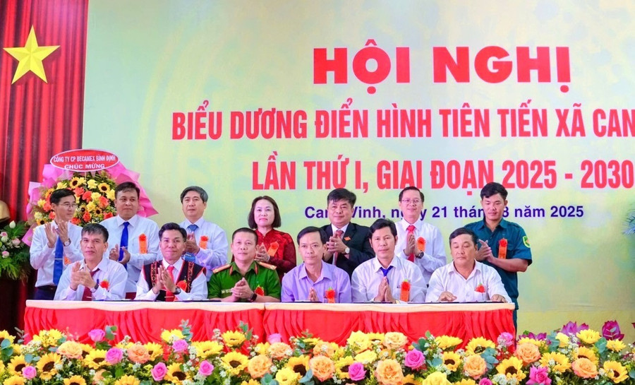 Xã Canh Vinh tổ chức cho các đơn vị ký kết giao ước thi đua giai đoạn 2025 - 2030. Ảnh: ĐVCC 34.jpg