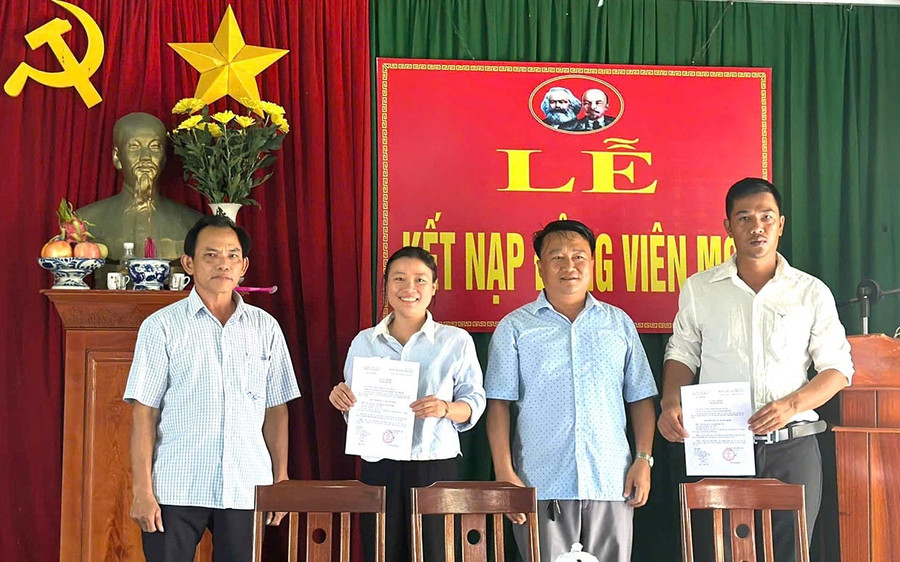 Lễ kết nạp đảng viên mới tại Chi bộ thôn An Quang Đông, thuộc Đảng bộ xã Đề Gi. Ảnh: N.H Lễ kết nạp đảng viên mới tại Chi bộ thôn An Quang Đông, thuộc Đảng bộ xã Đề Gi. Ảnh: N.H