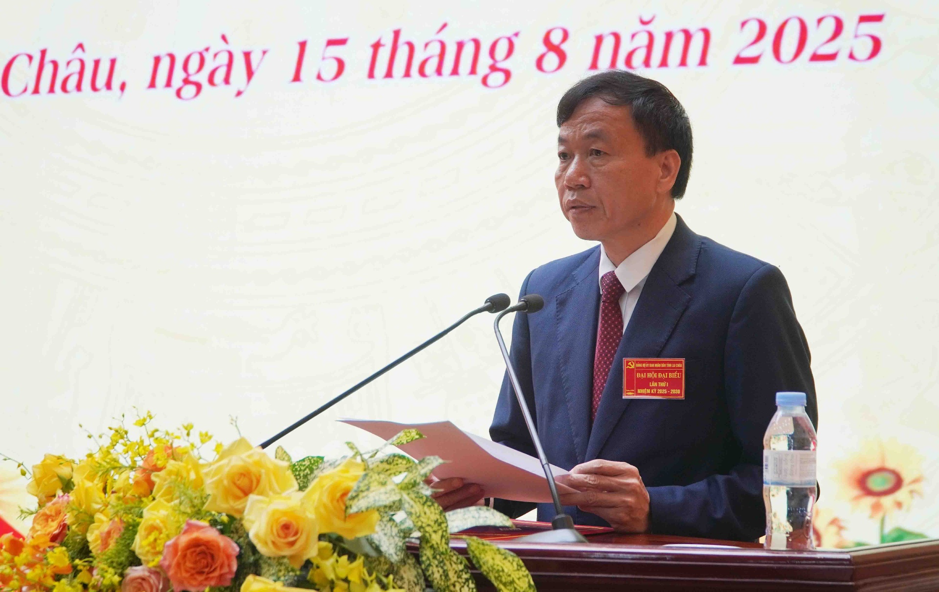 Đồng chí Lê Văn Lương - Phó Bí thư Tỉnh ủy, Chủ tịch UBND tỉnh, Bí thư Đảng ủy UBND tỉnh phát biểu khai mạc Đại hội.