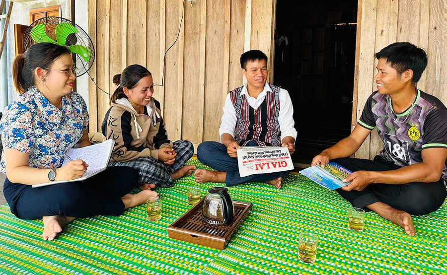 Đảng viên thuộc Chi bộ thôn 2 An Dũng trực tiếp đến nhà người dân tuyên truyền các chính sách, pháp luật mới của Đảng, Nhà nước, tỉnh Gia Lai. Ảnh: Duy Đăng Đảng viên thuộc Chi bộ thôn 2 An Dũng trực tiếp đến nhà người dân tuyên truyền các chính sách, pháp luật mới của Đảng, Nhà nước, tỉnh Gia Lai. Ảnh: Duy Đăng