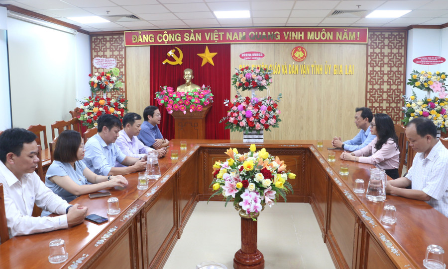 Quang cảnh buổi thăm, chúc mừng ngày truyền thống ngành Tuyên giáo của Đảng. Ảnh: Q.T quang-canh-buoi.jpg