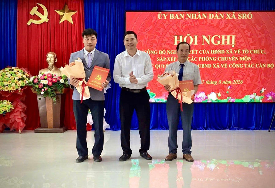 bi-thu-dang-uy-chu-tich-hdnd-xa-sro-tran-van-cuu-dung-giua-trao-nghi-quyet-cua-hdnd-xa-ve-to-chuc-sap-xep-lai-cac-phong-chuyen-mon-thuoc-ubnd-xa.jpg