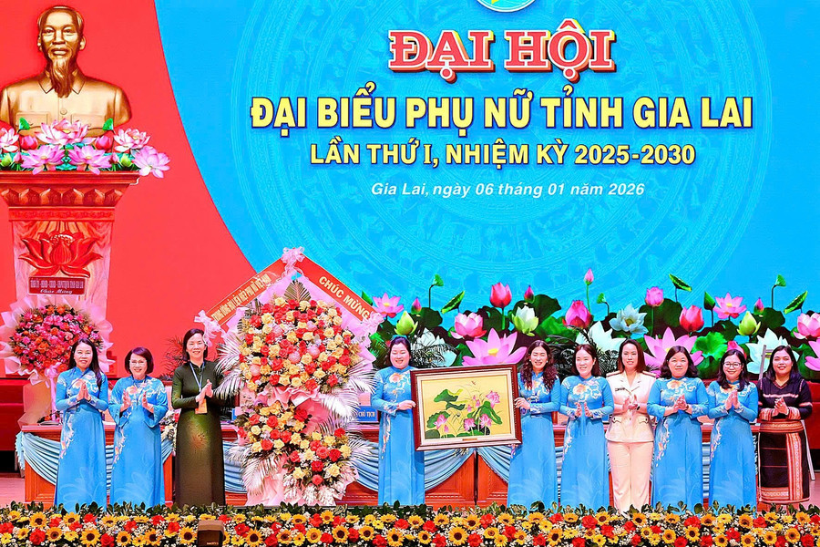 Bà Nguyễn Thị Minh Hương trao quà chúc mừng của Hội LHPN Việt Nam cho đại diện Hội LHPN tỉnh. Ảnh: Đức Thụy dai-hoi-phu-nu-6-5235.jpg