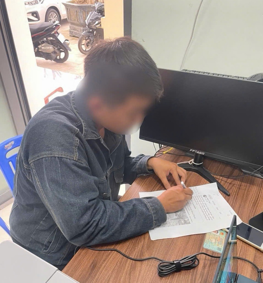 N.V.Y. bị Công an xã Tuy Phước Đông triệu tập làm việc sau khi chửi tục, xúc phạm người khác trên Facebook cá nhân. Ảnh: ĐVCC nvy-lam-viec-tai-co-quan-cong-an.jpg