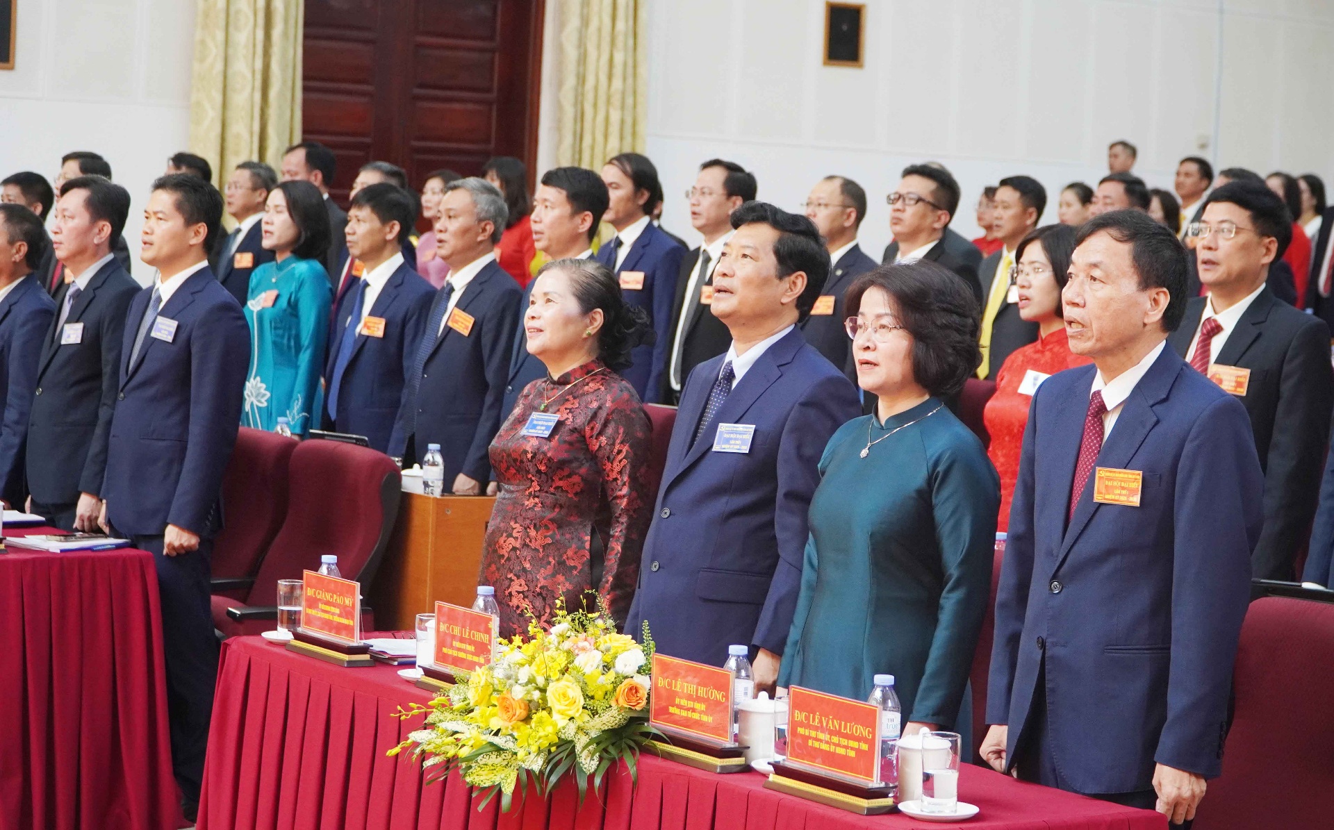 Các đại biểu thực hiện nghi lễ chào cờ tại Đại hội.