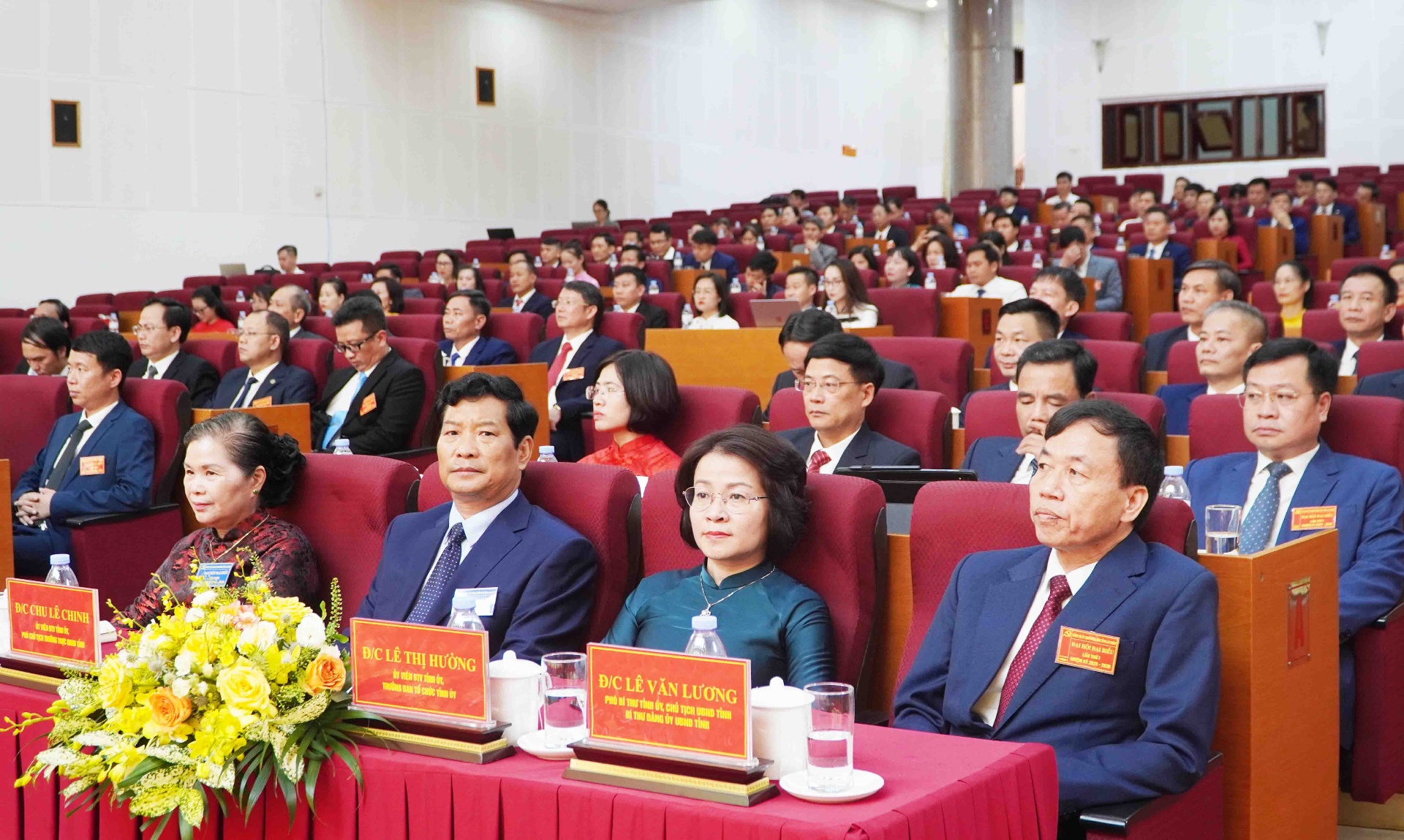 Các đồng chí lãnh đạo tỉnh uỷ, UBND tỉnh và đại biểu dự Đại hội.