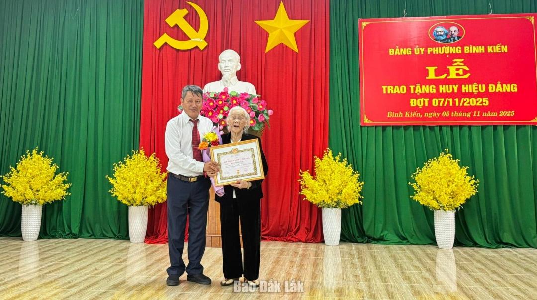 Bí thư Đảng ủy, Chủ tịch HĐND phường Bình Kiến Nguyễn Lê Vi Phúc trao tặng Huy hiệu Đảng cho đảng viên.