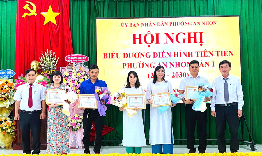 Lãnh đạo phường An Nhơn tặng giấy khen cho các cá nhân có thành tích thi đua tiêu biểu trong phong trào thi đua yêu nước giai đoạn 2020-2025. Ảnh: N.H 31.jpg