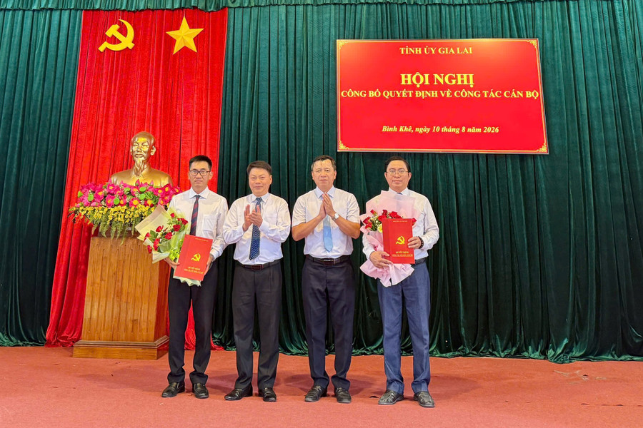 trao-quyet-dinh-cua-tinh-uy-gia-lai-ve-cong-tac-can-bo.jpg