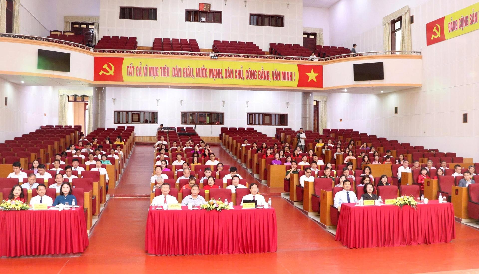 Quang cảnh buổi gặp mặt. Quang cảnh buổi gặp mặt.