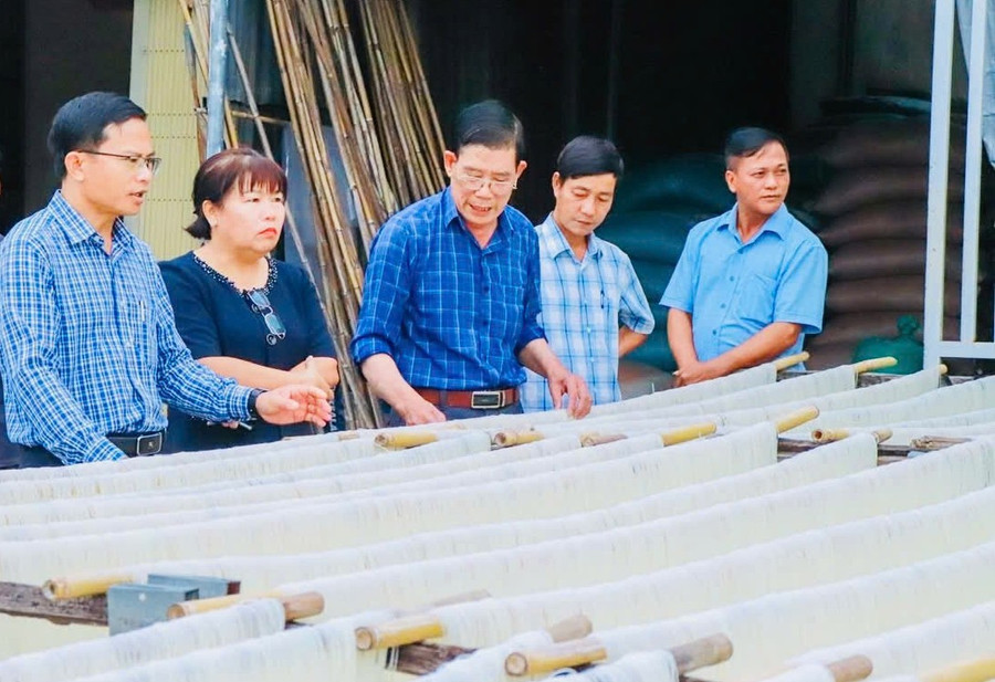 Bí thư Đảng ủy xã Ia Hiao Phạm Văn Phương (bìa trái) thăm cơ sở sản xuất bún khô trên địa bàn. Ảnh: ĐVCC 2-1.jpg