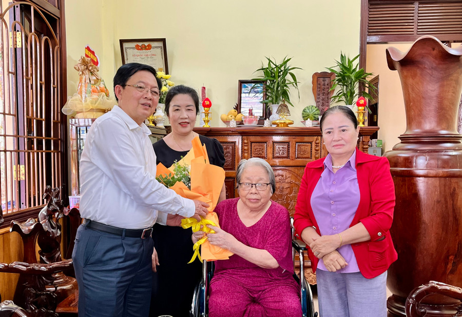 Bí thư Tỉnh uỷ Hồ Quốc Dũng chúc bà Trần Thị Thu sống vui, sống khỏe. Ảnh: Nhật Trường img-5629.jpg