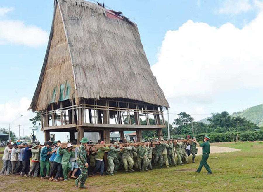 Lực lượng vũ trang tỉnh làm công tác dân vận tại xã Chư A Thai. Ảnh: Danh Xuân Lực lượng vũ trang tỉnh làm công tác dân vận tại xã Chư A Thai.