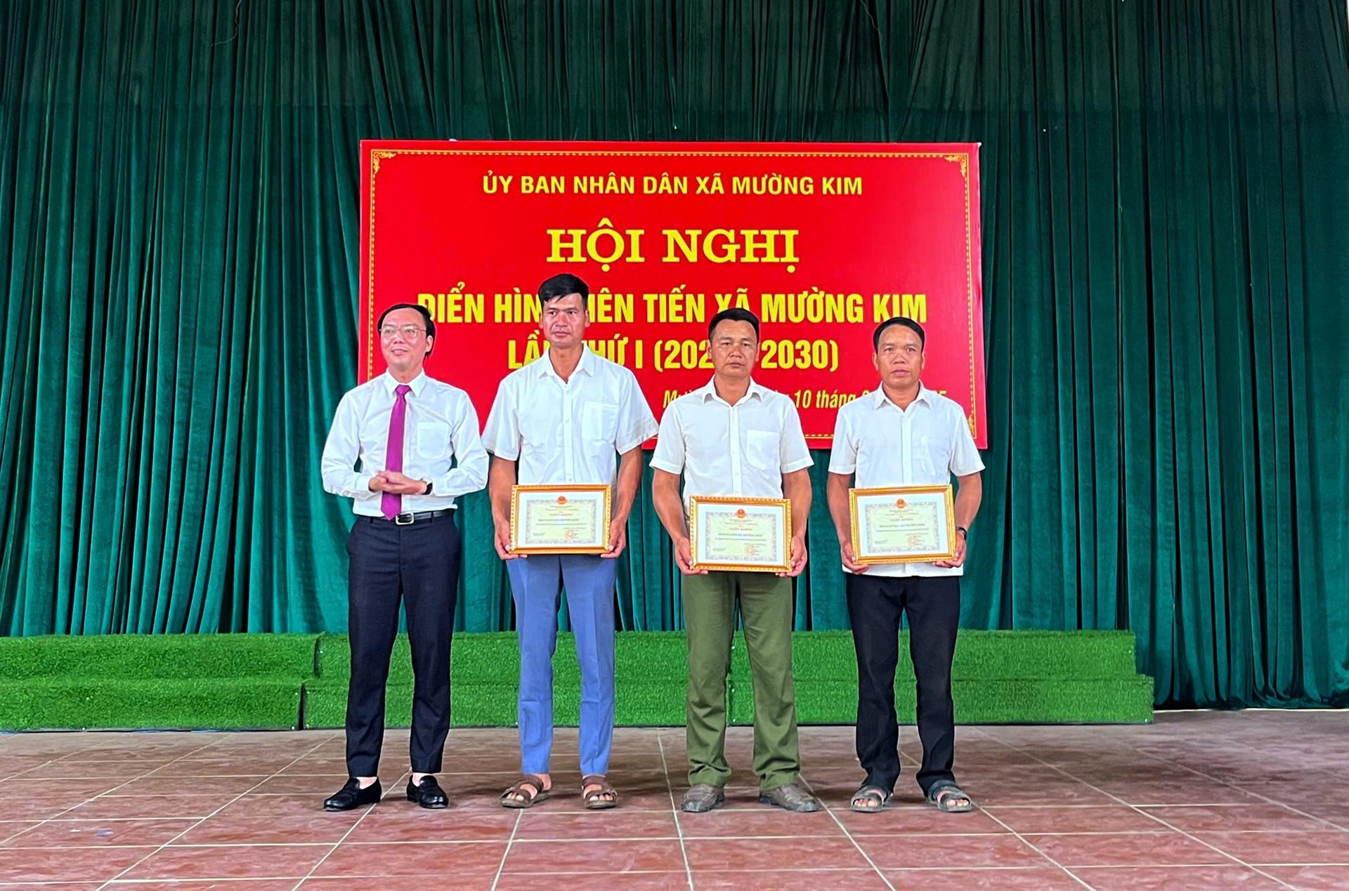 Đồng chí Đoàn Văn Đạt - Phó Bí thư Thường trực Đảng ủy xã Mường Kim tặng giấy khen cho các tập thể. Đồng chí Đoàn Văn Đạt - Phó Bí thư Thường trực Đảng ủy xã Mường Kim tặng giấy khen cho các tập thể.