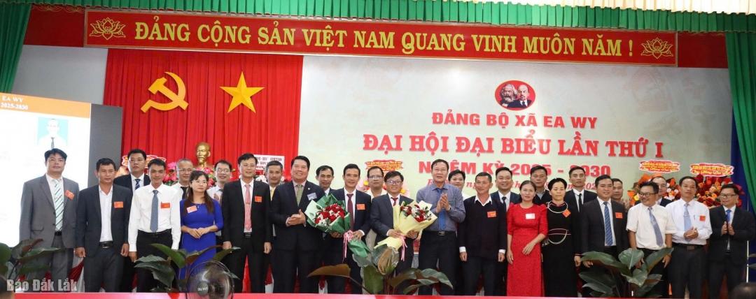 Lãnh đạo tỉnh tặng hoa chúc mừng Ban Chấp Đảng bộ xã Ea Wy khóa I, nhiệm kỳ 2025 - 2030.