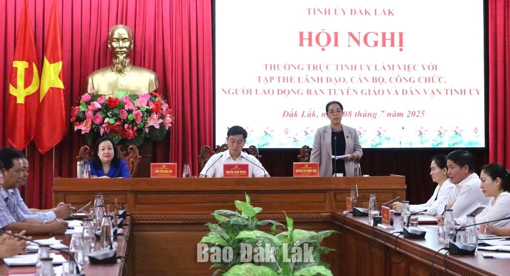 Phó Bí thư Tỉnh ủy Huỳnh Thị Chiến Hòa phát biểu ý kiến tại buổi làm việc với Ban Tuyên giáo và Dân vận Tỉnh ủy.