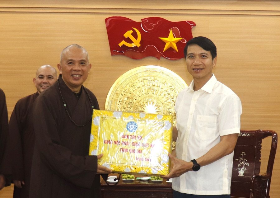 thuong-toa-thich-tam-man-tang-qua.jpg