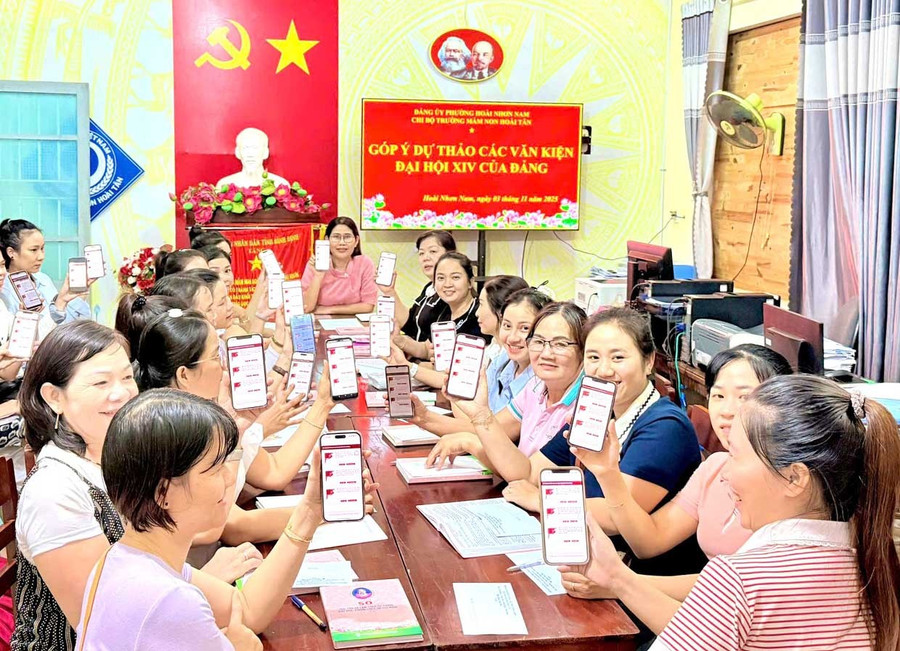 Đảng viên Chi bộ Trường Mầm non Hoài Tân (phường Hoài Nhơn Nam) tham gia góp ý trực tuyến dự thảo văn kiện Đại hội XIV. Ảnh: ĐVCC Đảng viên tại Chi bộ Trường Mầm non Hoài Tân (phường Hoài Nhơn Nam) tham gia góp ý trực tuyến dự thảo văn kiện Đại hội XIV.