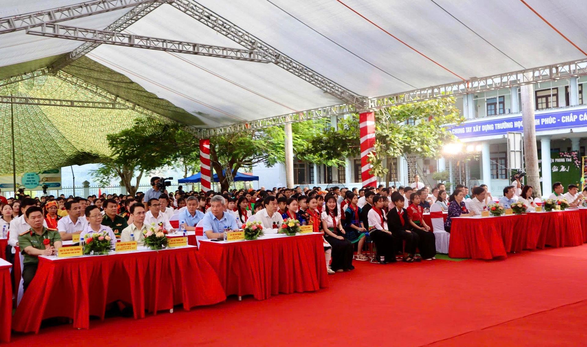 Các đại biểu dự lễ khởi công. Các đại biểu dự lễ khởi công.