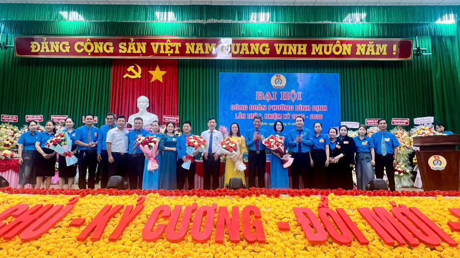 Ban Chấp hành Công đoàn phường Bình Định khóa I ra mắt Đại hội. Ảnh: Nhật Vũ. dai-hoi-cong-doan-phuong-binh-dinh-4.jpg
