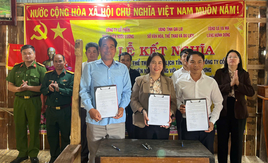 Sở Văn hóa - Thể thao và Du lịch phối hợp cùng Công ty cổ phần Thủy điện Nước Lương kết nghĩa với làng Hưnh Dơng. Ảnh: ĐVCC gen-h-so-van-hoa-the-thao-du-lich-2.jpg