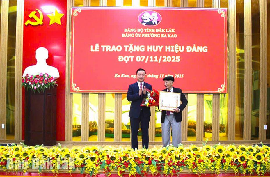 Phó Bí thư Tỉnh uỷ Đỗ Hữu Huy trao Huy hiệu 80 năm tuổi Đảng cho đảng viên