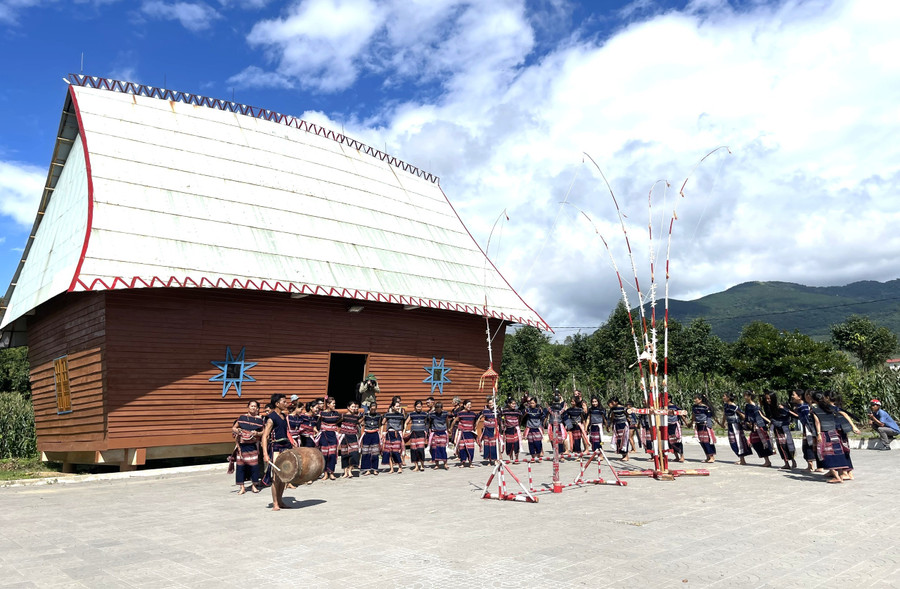 Làng Stơr (xã Tơ Tung) vẫn giữ được nhiều giá trị văn hóa truyền thống như cồng chiêng, các lễ hội. Ảnh: Minh Châu doan-ket.jpg