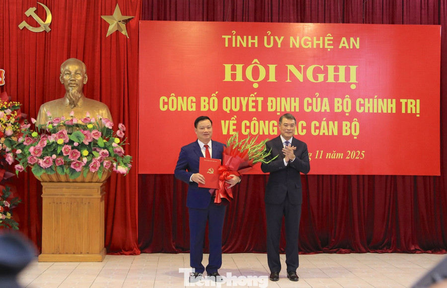 Ủy viên Bộ Chính trị, Bí thư Trung ương Đảng, Trưởng ban Tổ chức T.Ư Lê Minh Hưng tặng hoa chúc mừng tân Bí thư Tỉnh ủy Nghệ An Nguyễn Khắc Thận. Ủy viên Bộ Chính trị, Bí thư Trung ương Đảng, Trưởng ban Tổ chức T.Ư Lê Minh Hưng tặng hoa chúc mừng tân Bí thư Tỉnh ủy Nghệ An Nguyễn Khắc Thận.