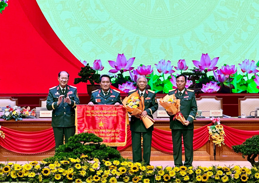 Thượng tướng Bế Xuân Trường-Phó Chủ tịch Ủy ban Trung ương MTTQ Việt Nam, Chủ tịch Hội CCB Việt Nam (trái) trao cờ thi đua cho Hội CCB tỉnh. Ảnh: T.K tang-co-thi-dua-cho-hoi-cuu-chien-binh.jpg