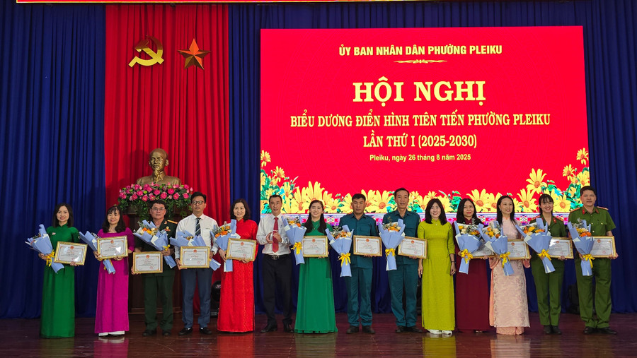 Trao tặng giấy khen của Chủ tịch UBND phường Pleiku cho các cá nhân có thành tích xuất sắc trong phong trào thi đua yêu nước giai đoạn 2020-2025. Ảnh: Bá Bính anh-4-5490.jpg