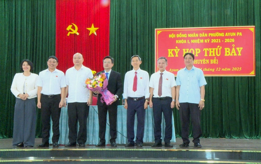 Lãnh đạo phường Ayun Pa tặng hoa chúc mừng đồng chí Đặng Quang Khanh (đứng giữa) đã trúng cử chức danh Chủ tịch UBND phường nhiệm kỳ 2021-2026. Ảnh: Nguyễn Sang 123.jpg