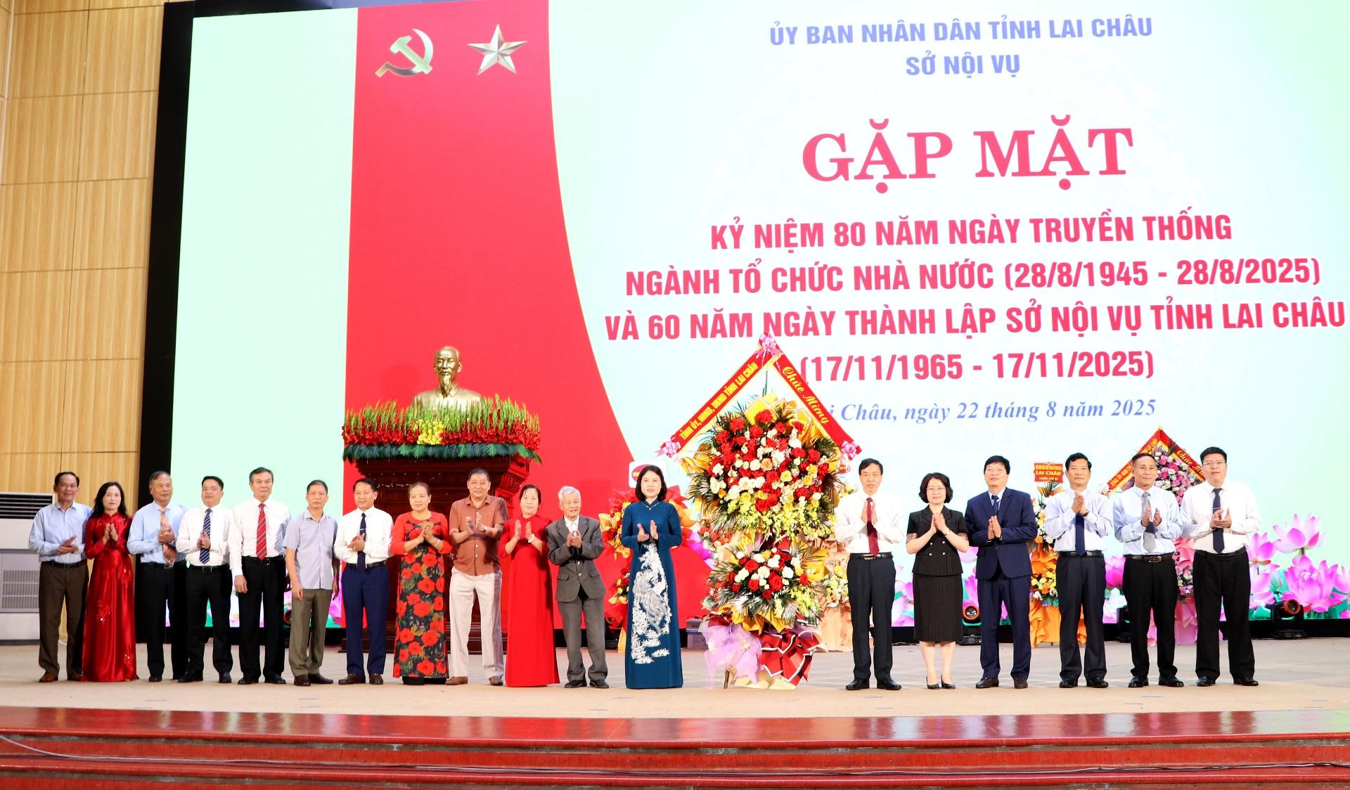 Đồng chí Lê Văn Lương - Chủ tịch UBND tỉnh và các đồng chí trong Ban Thường vụ Tỉnh ủy tặng hoa chúc mừng tại buổi gặp mặt. Đồng chí Lê Văn Lương - Chủ tịch UBND tỉnh và các đồng chí trong Ban Thường vụ Tỉnh ủy tặng hoa chúc mừng tại buổi gặp mặt.