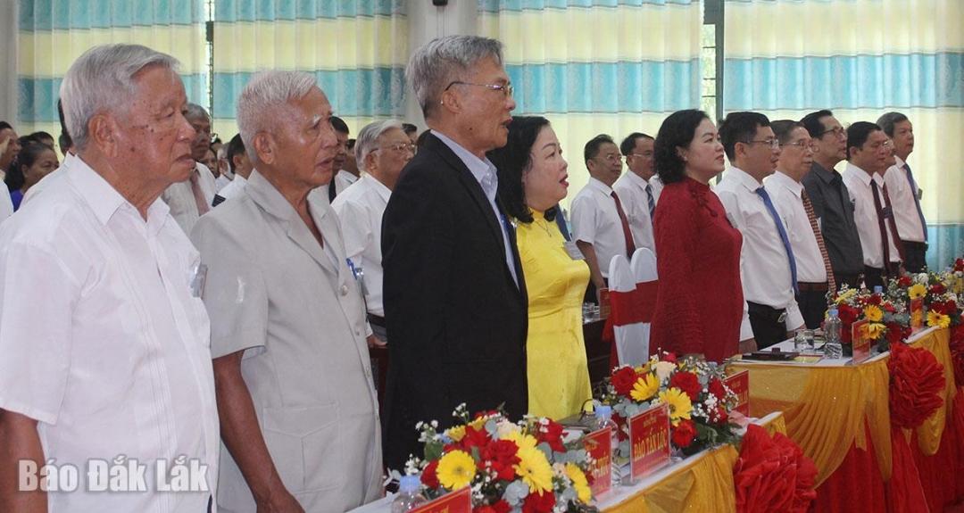 Các đại biểu dự đại hội làm lễ chào cờ.