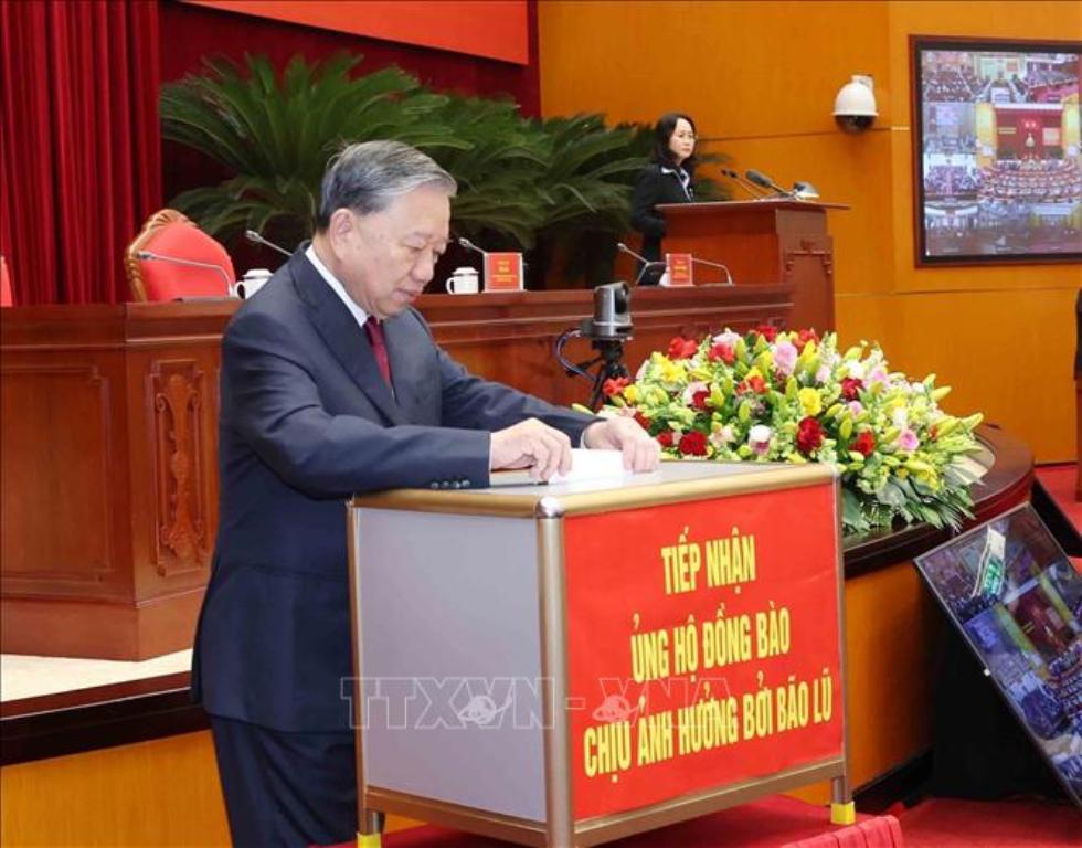 Tổng Bí thư Tô Lâm quyên góp, ủng hộ nhân dân vùng thiên tai sớm vượt qua khó khăn, mất mát.  Ảnh: dangcongsan.vn