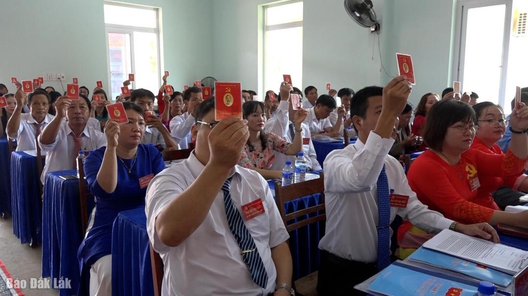 Các đại biểu biểu quyết thông qua Nghị quyết Đại hội.