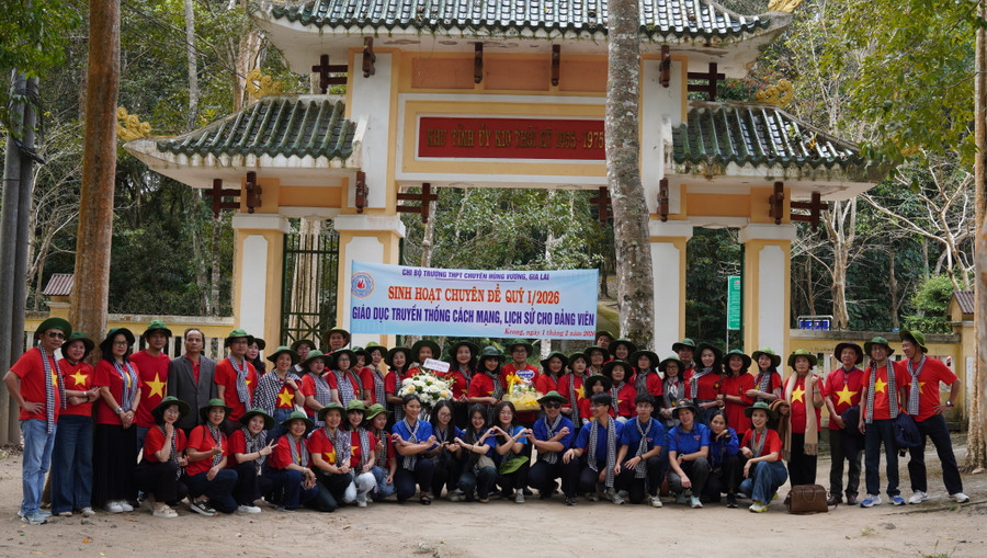 tap-the-chi-bo-truong-thpt-chuyen-hung-vuong-da-co-mot-chuyen-ve-nguon-y-nghia.jpg