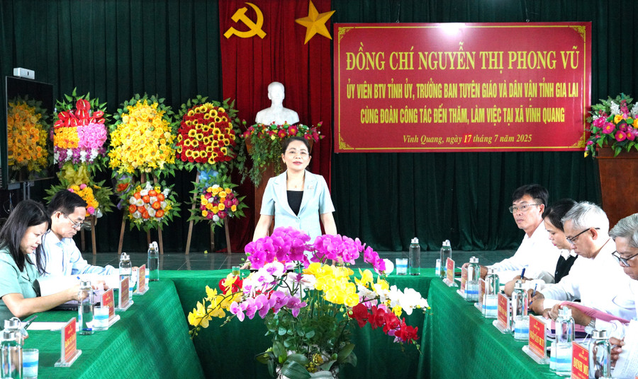 Trưởng Ban Tuyên giáo và Dân vận Tỉnh ủy Nguyễn Thị Phong Vũ làm việc với Đảng ủy xã Vĩnh Quang về công tác chuẩn bị Đại hội Đảng bộ xã. Ảnh: N.HÂN 1.jpg