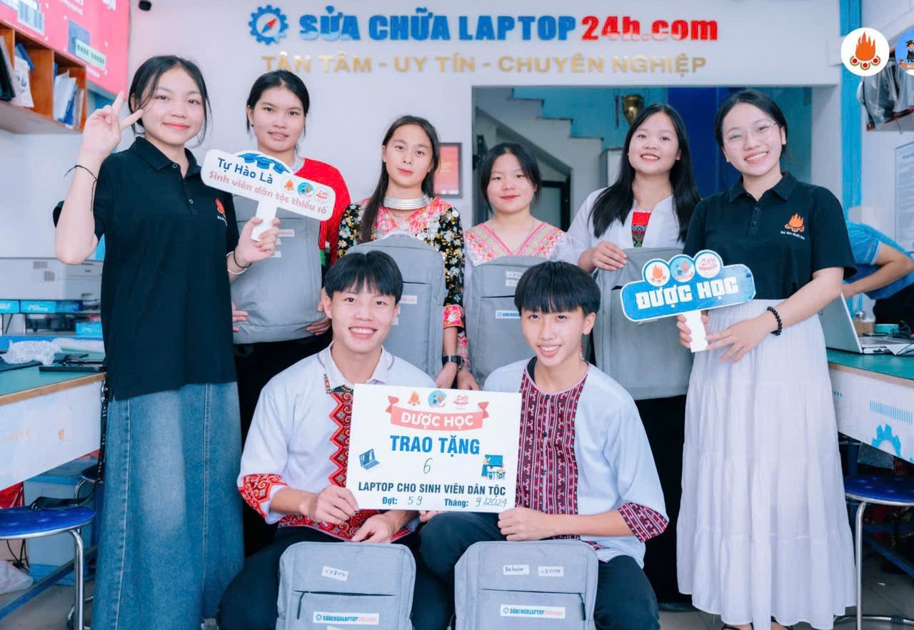 Trong 3 năm thực hiện, dự án “Được học” đã kết nối thành công gần 2.000 nhà tài trợ và trao gần 900 laptop cũ đã sửa chữa cho sinh viên người DTTS khó khăn ở Hà Nội, TP. Hồ Chí Minh, Nghệ An và Thái Nguyên - Ảnh: NVCC