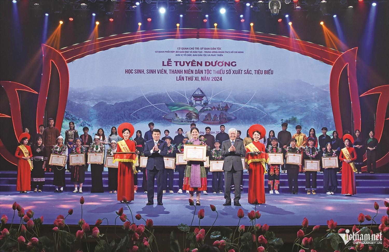 W-Sỹ Hào ảnh 1.jpg