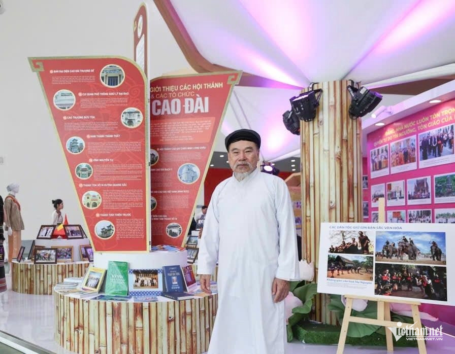 W-Ong Mai Dao Cao Dai.jpg