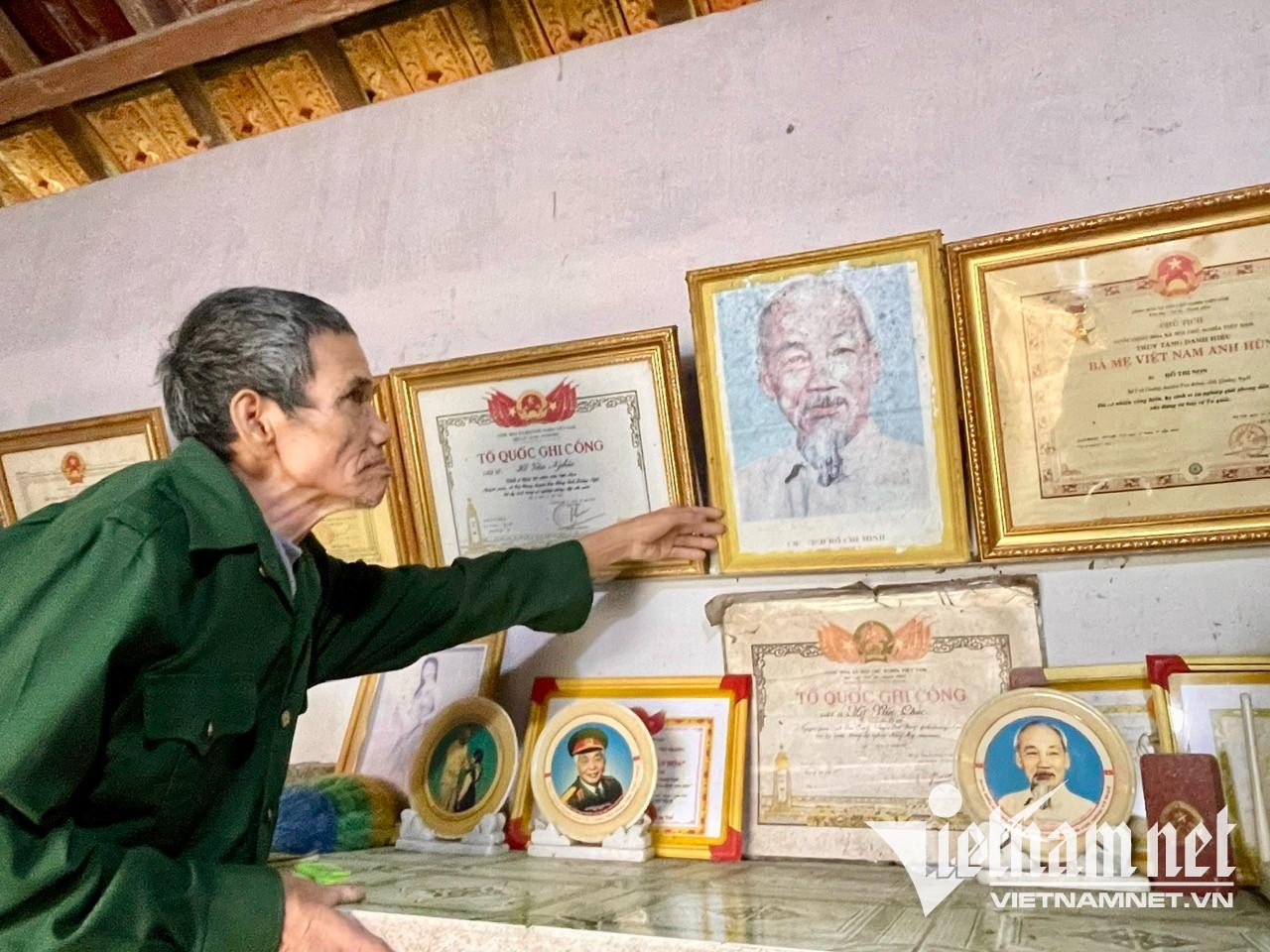 W-Già Hồ Văn Bình thờ Bác Hồ tại vị trí trang trọng.jpg