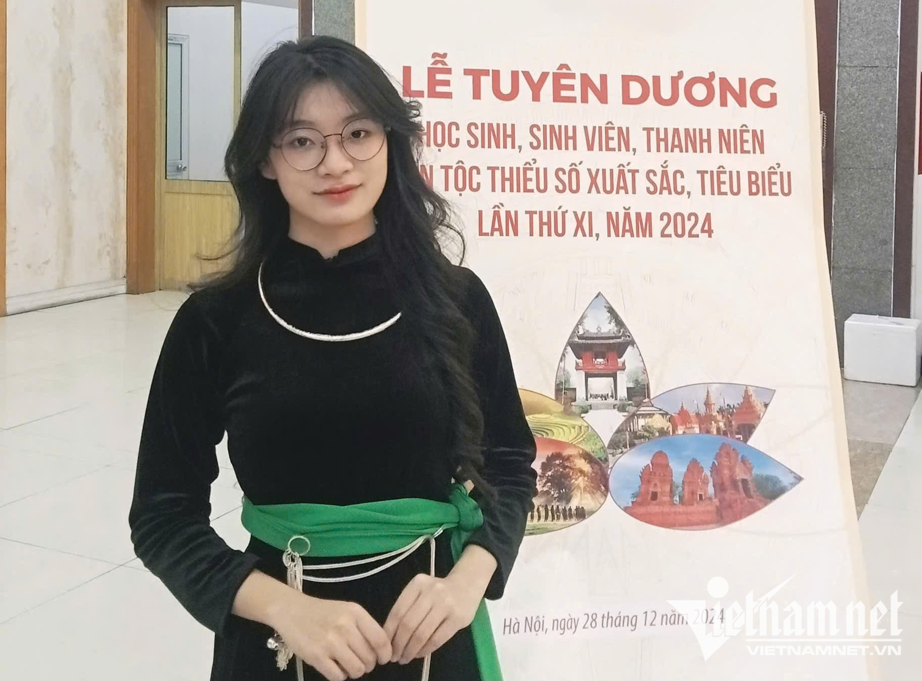 W-Em Hoàng Tiểu Lam tại Lễ tuyên dương học sinh, sinh viên, thanh niên dân tộc thiểu số xuất sắc, tiêu biểu lần thứ XI, năm 2024  .jpg