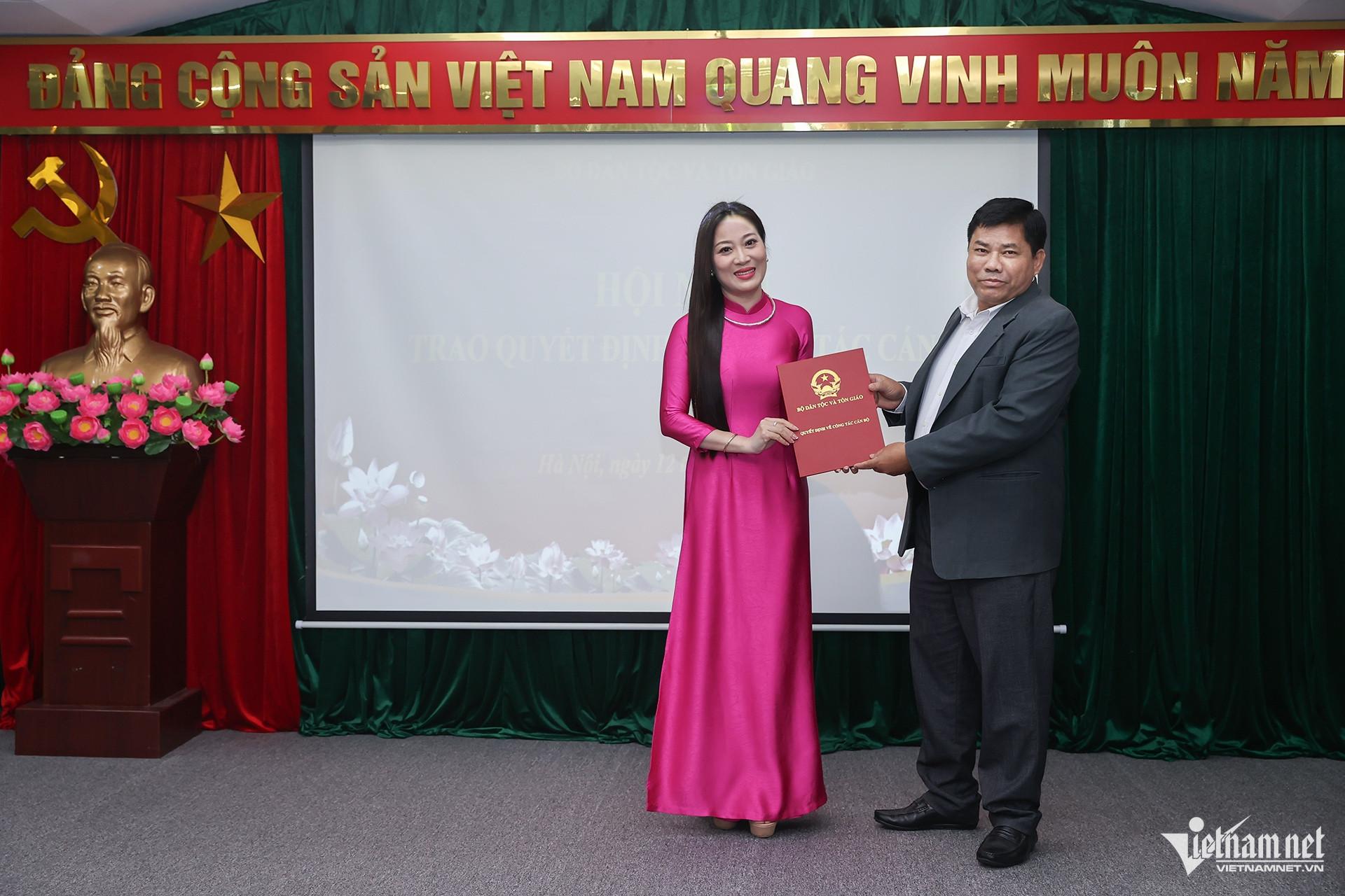 W-Thu truong trao quyet dinh.jpg