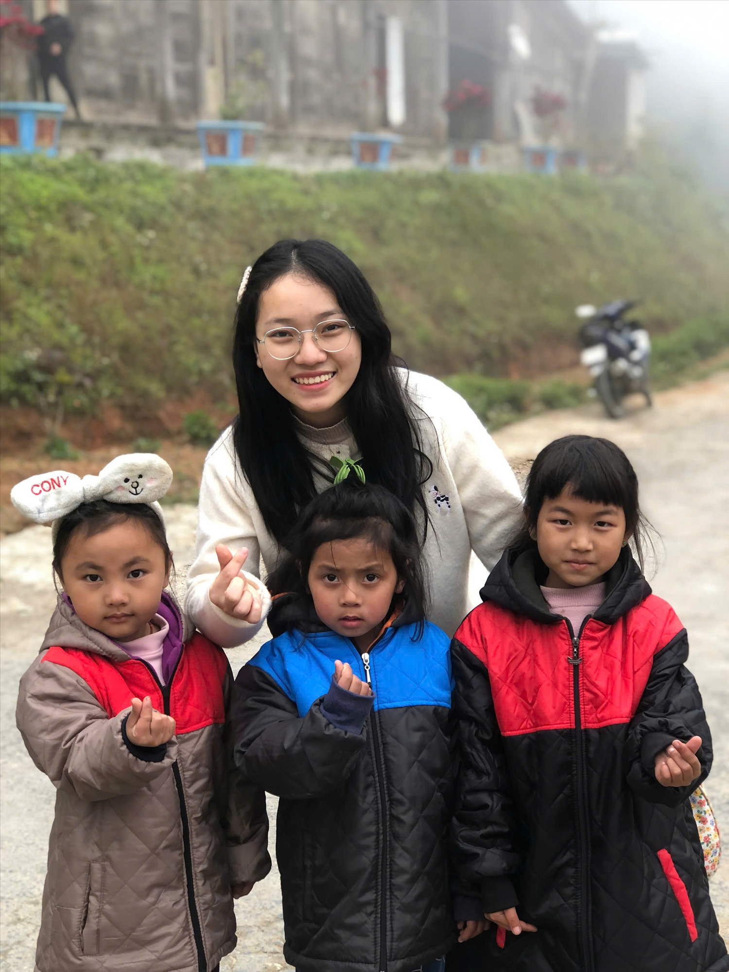 Trong những nỗ lực phát triển cộng đồng, Giang đã kêu gọi, hỗ trợ hàng trăm áo ấm cho học sinh tại Trường Phổ thông Dân tộc bán trú Tiểu học và Trung học cơ sở Tây Sơn - Ảnh: NVCC