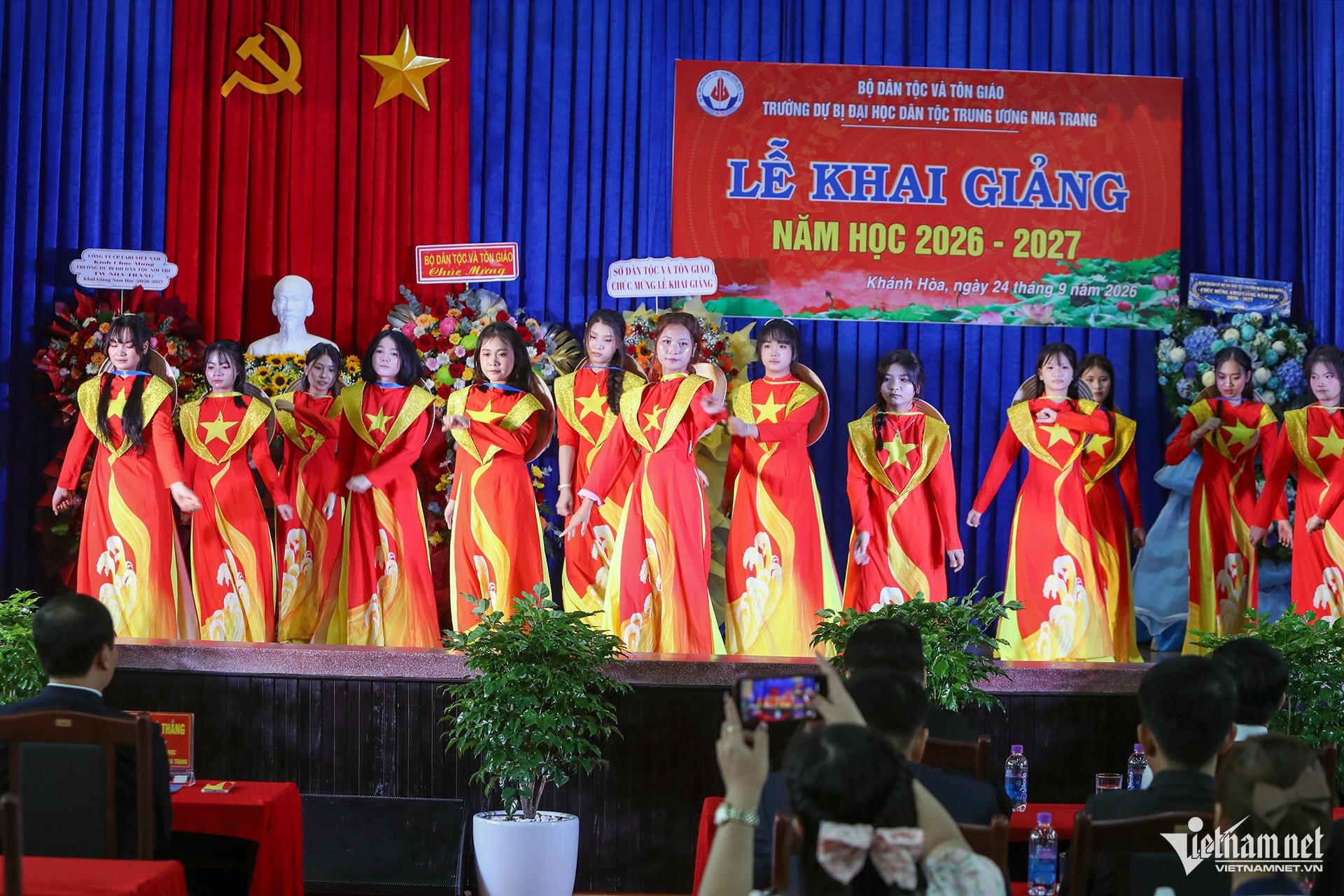 https://static-images.vnncdn.net/vps_images_publish/000001/000003/2026/9/24/w-khai-giang-img-7947-1743.jpg