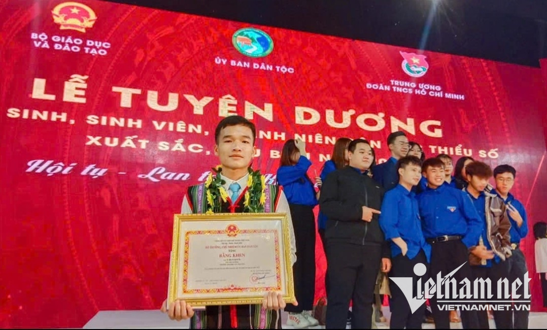 W-Em Y Run Knul tại Lễ tuyên dương học sinh, sinh viên, thanh niên DTTS xuất sắc, tiêu biểu năm 2022.jpg