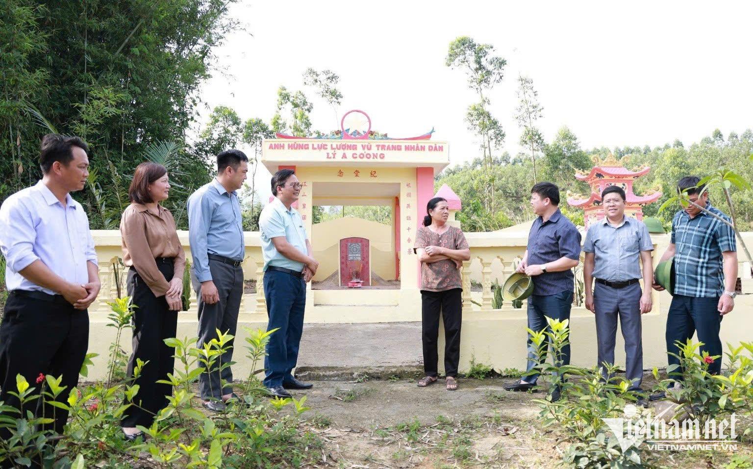 W- Lãnh đạo xã Quảng Tân thắp hương tại khu mộ Anh hùng LLVTND Lỷ A Coỏng, đồng thời khảo sát xây dựng “địa chỉ đỏ”.jpg
