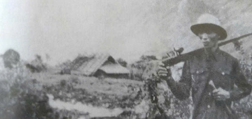 Di ảnh chính thức của Anh hùng Lỷ A Coỏng trong sách “Anh hùng thời đại Hồ Chí Minh”